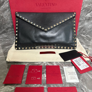 발렌티노 락스터드 카프스킨 엔벨로프 클러치