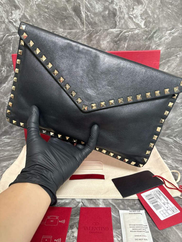 발렌티노 락스터드 카프스킨 엔벨로프 클러치--1