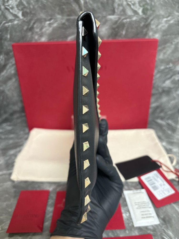 발렌티노 락스터드 카프스킨 엔벨로프 클러치--4