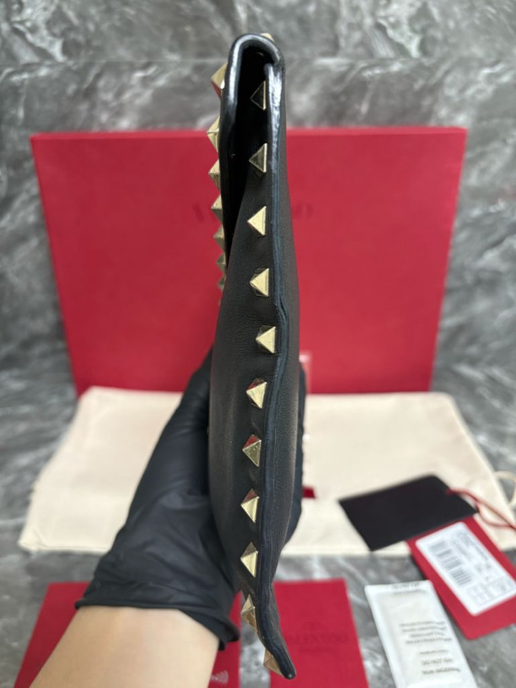 발렌티노 락스터드 카프스킨 엔벨로프 클러치--5