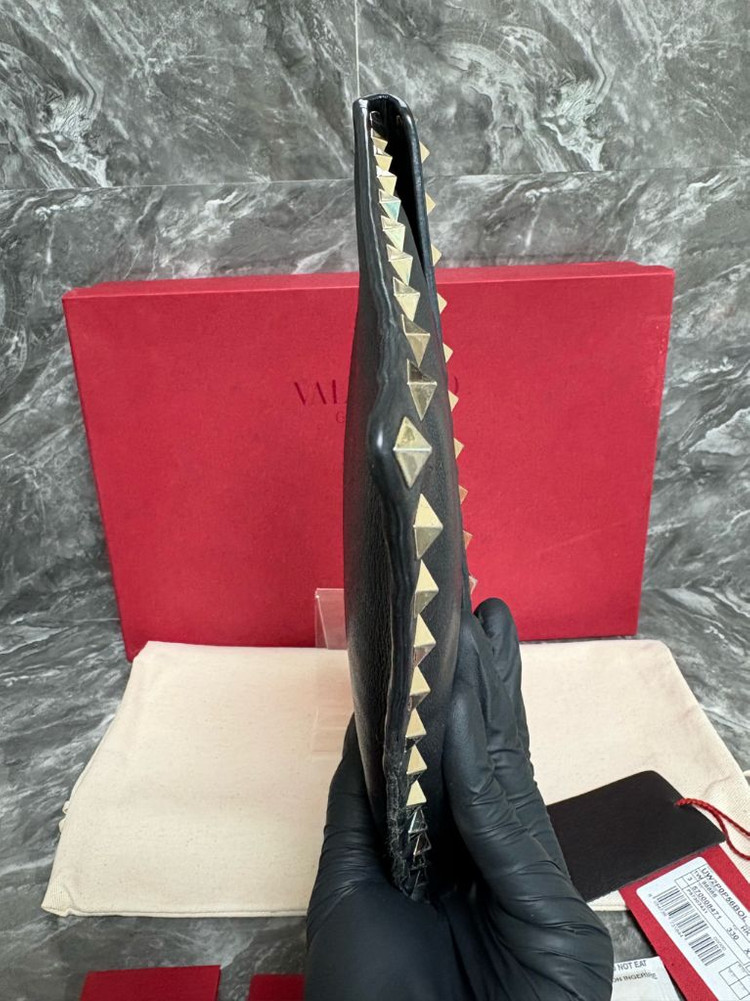 발렌티노 락스터드 카프스킨 엔벨로프 클러치--6