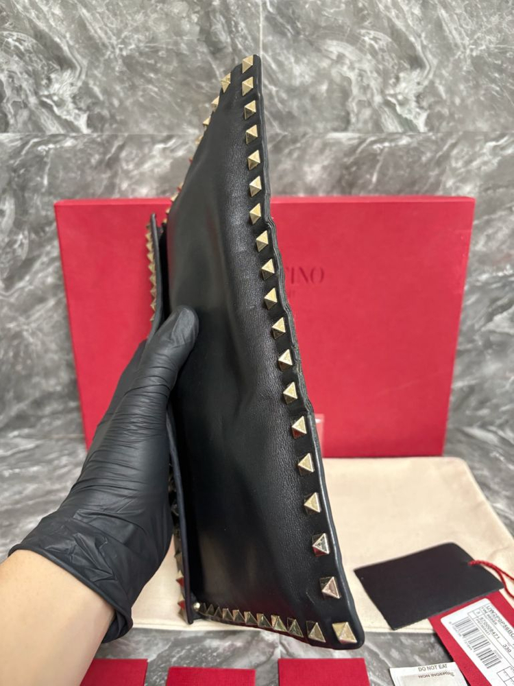 발렌티노 락스터드 카프스킨 엔벨로프 클러치--8