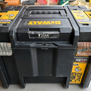 디월트 충전 원형톱 dcs578x2