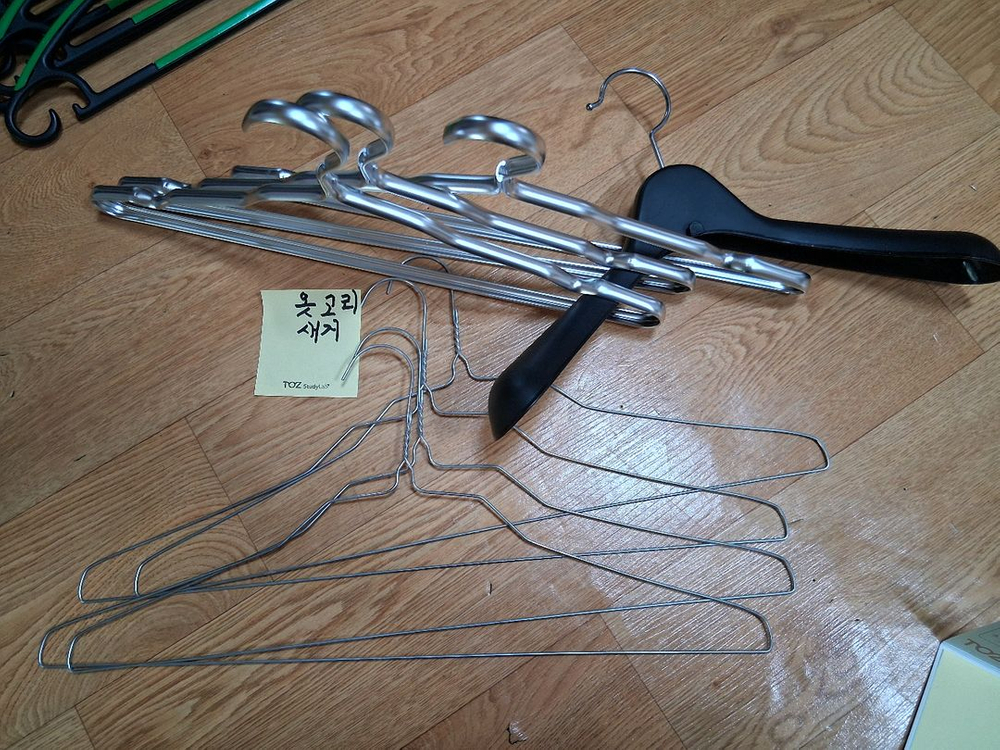 옷걸이 등 여러가지 있습니다 필요하신 분들은 편하게 보세요 전체세트 15000--3