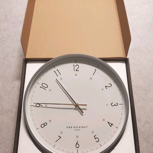 새제품 심플하고 모던한 원식스에잇 40cm 벽시계 배송비포함 15만원 팝니다. 이미지