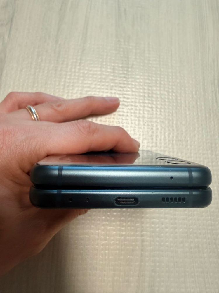 갤럭시 Z 플립3 5G 그린 256기가 판매합니다.--7