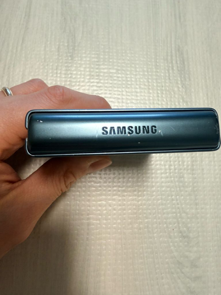 갤럭시 Z 플립3 5G 그린 256기가 판매합니다.--8