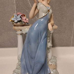 새제품 아름답고 사랑스러운 도자기인형 배송비포함 8만원 팝니다. 이미지