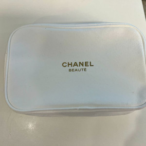 샤넬 코스메틱 화이트 파우치