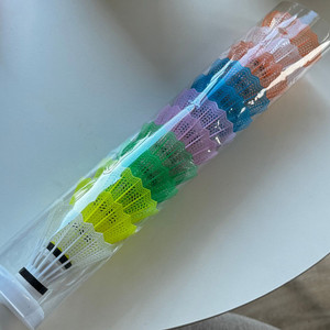 배드민턴 플라스틱 셔틀콕 12개 새제품 2000원에 팝니다.