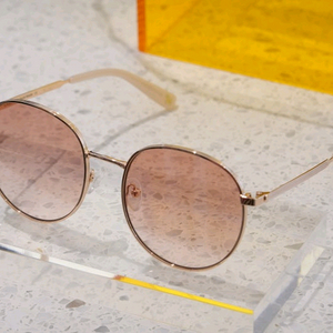 카린 데비 선글라스 핑크컬러 팝니다.