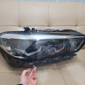 중형 세단 운전석 헤드라이트