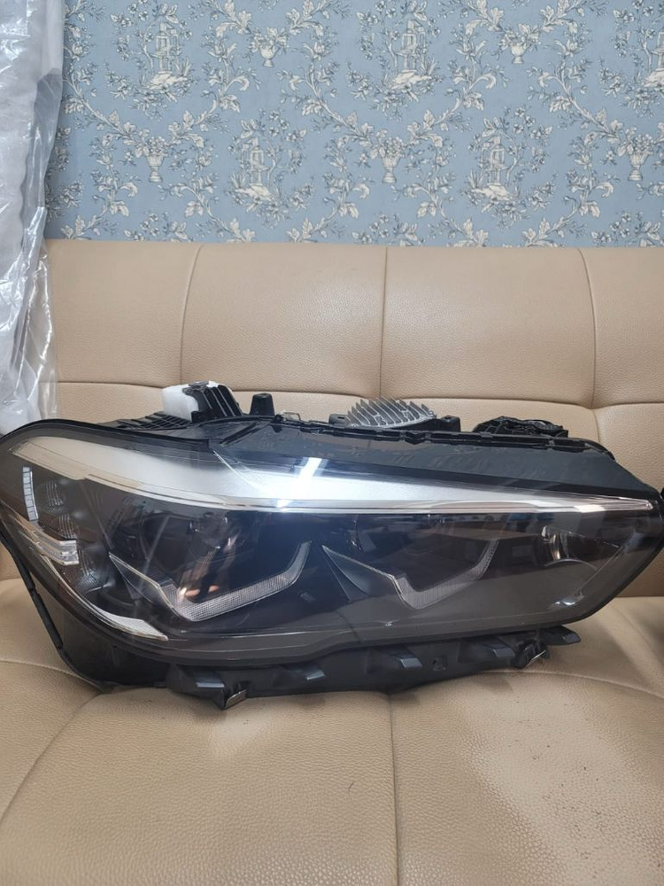 중형 세단 운전석 헤드라이트--2