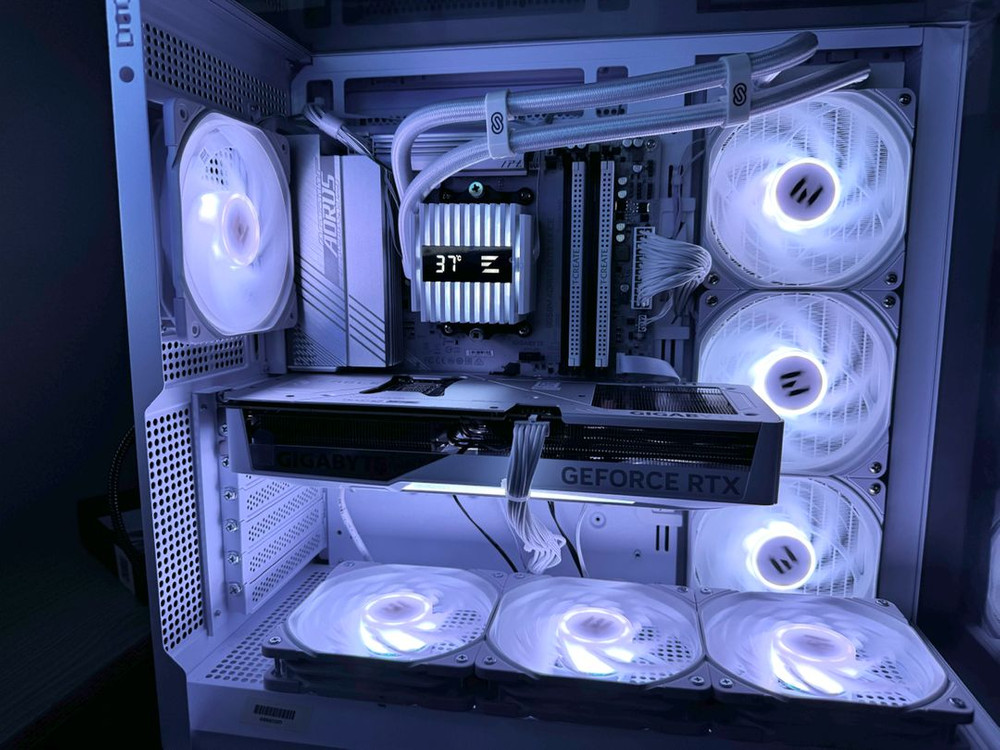 7800x3d, 5070ti 화이트 게이밍 컴퓨터 본체--1