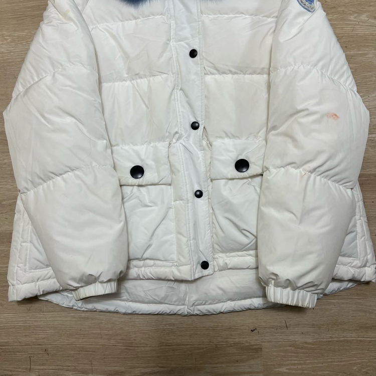 몽클레어 여성 구스다운 와펜 퍼트리밍 패딩 점퍼 [화이트] 3사이즈--2