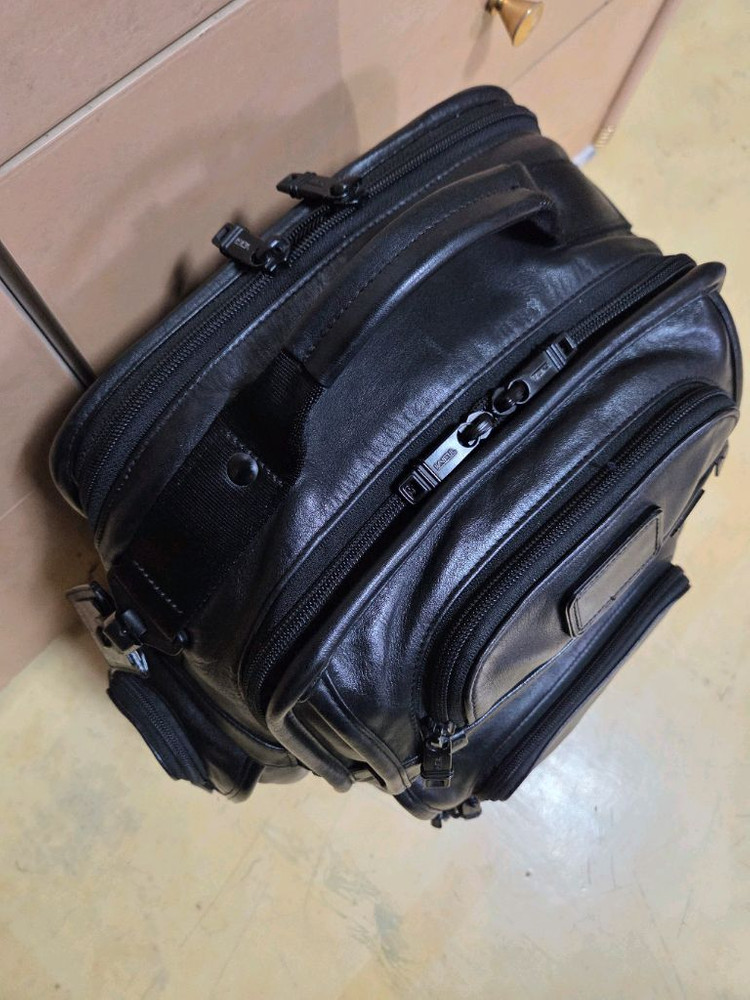 투미 정품 티패스 비지니스 클래스 레더 브리프팩--2