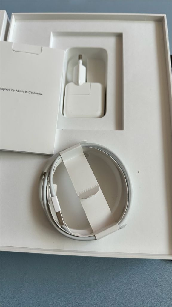 아이패드 에어3세대,셀룰러,애플펜슬1세대 셀룰러라서 들고 다니면서 인강 듣기 좋음(데이터 함께쓰기나,데이터쉐어링 해--3