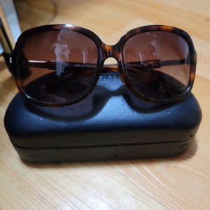 Olivia Hassler 브라운 선글라스 (케이스