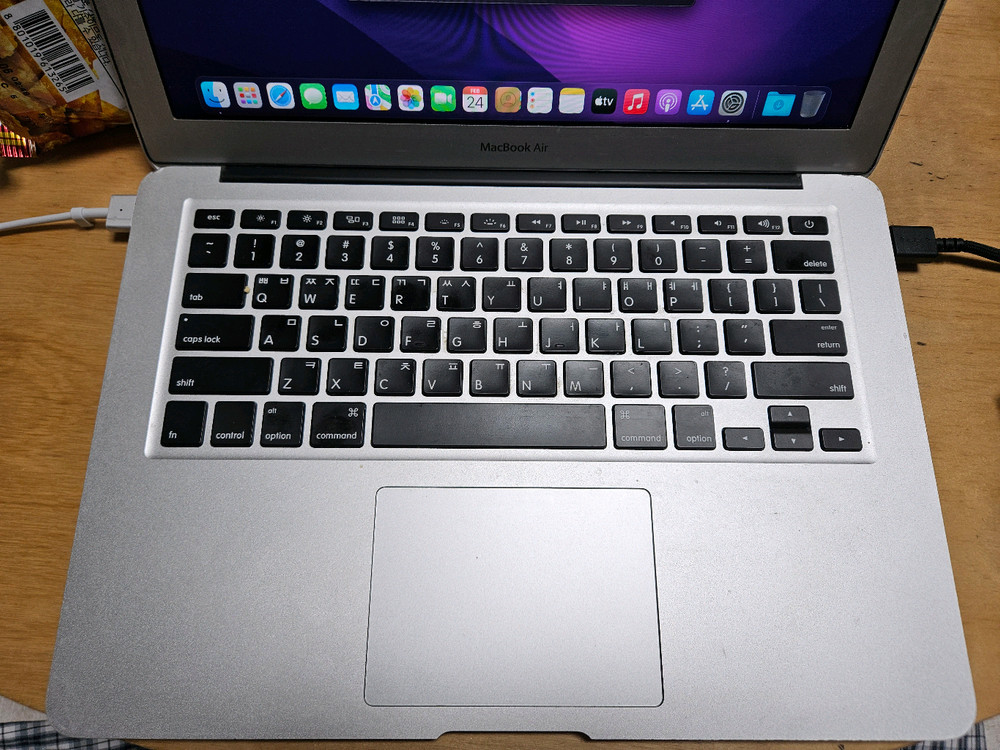 애플 맥북 에어 13인치 A1466 판매합니다.--1