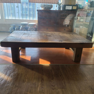 소나무 재질 고재테이블 이미지