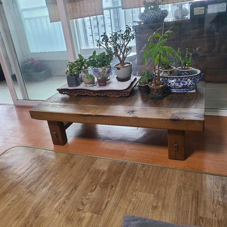 소나무 재질 고재테이블 이미지