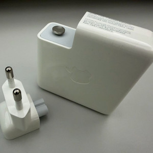 애플 정품 87W USB-C 전원 어댑터 A1719 팝니다.