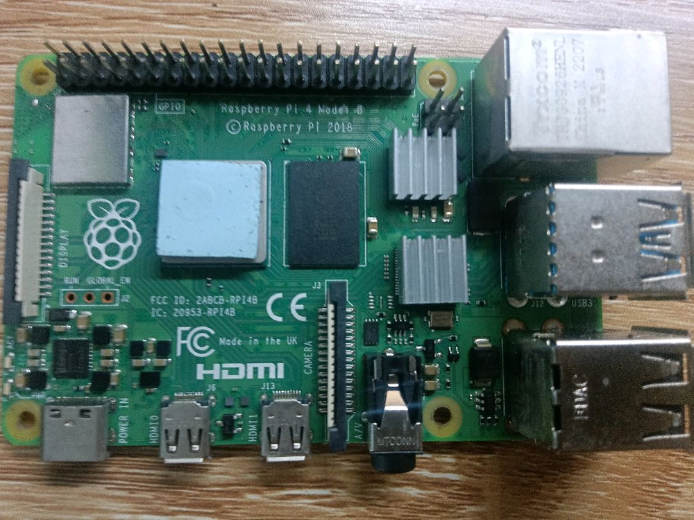 라즈베리파이 4 4gb + 7인치 터치 디스플레이 + 금속 캐이스 + 기타 케이블--1