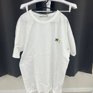 메종키츠네 화이트 반팔 티 XXL 새제품 판매 합니다. 이미지