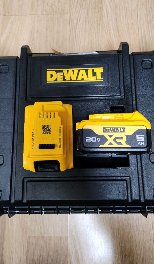 새제품/디월트 20V 5Ah 배터리--2