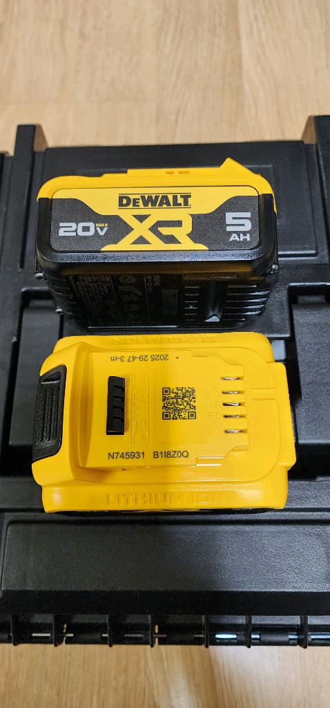 새제품/디월트 20V 5Ah 배터리--3