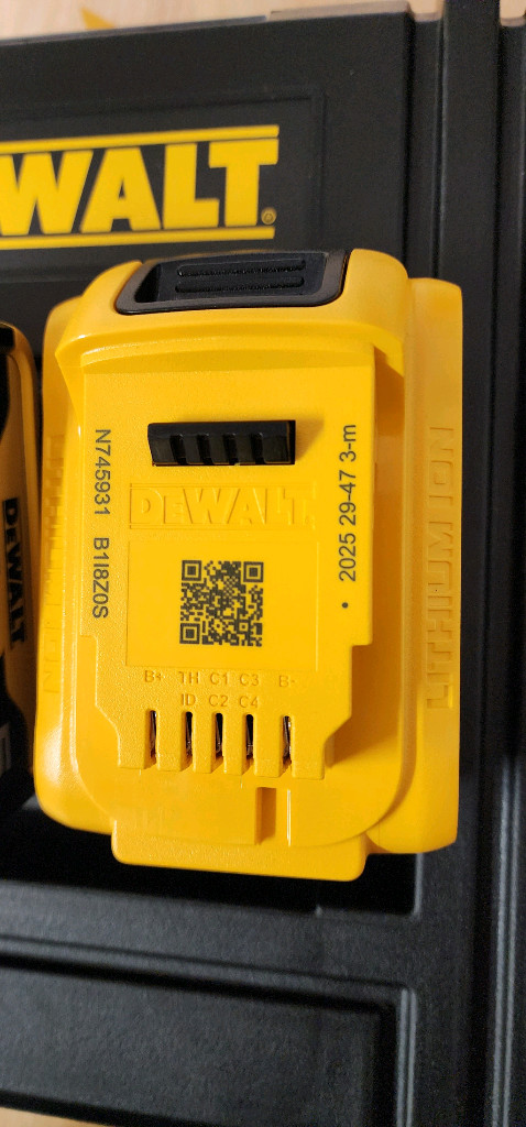 새제품/디월트 20V 5Ah 배터리--4