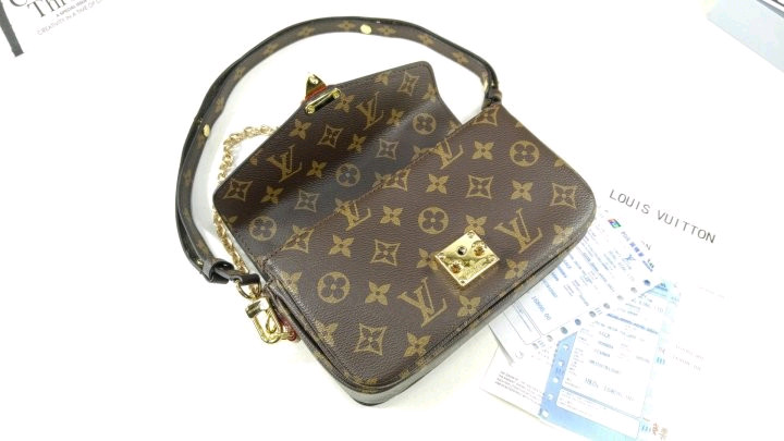 루이비통 숄더백--5