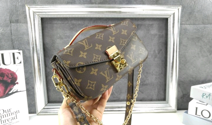 루이비통 숄더백--9
