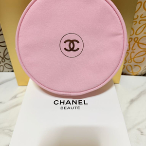 샤넬 뷰티 붕어빵 핑크 원형 파우치(새상품)