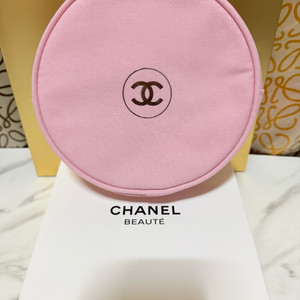 샤넬 뷰티 붕어빵 핑크 원형 파우치(새상품)