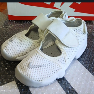 나이키키즈 에어리프트200화이트