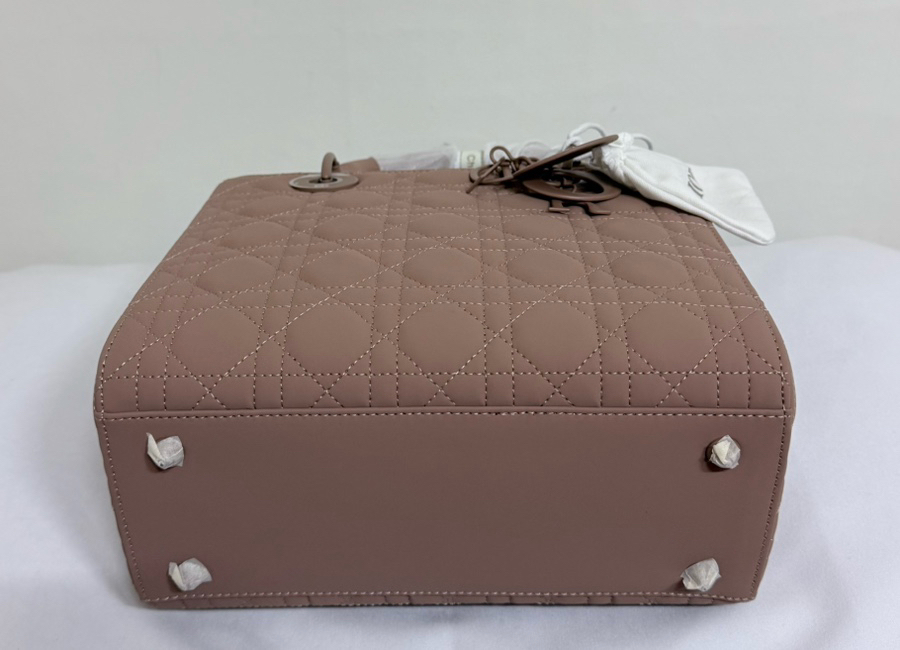 새상품>무광 톤다운베이지 레이디백--2