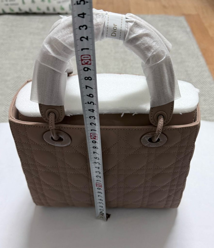 새상품>무광 톤다운베이지 레이디백--6