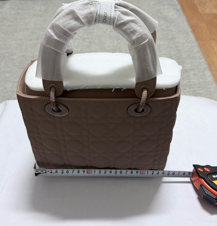 새상품>무광 톤다운베이지 레이디백--7