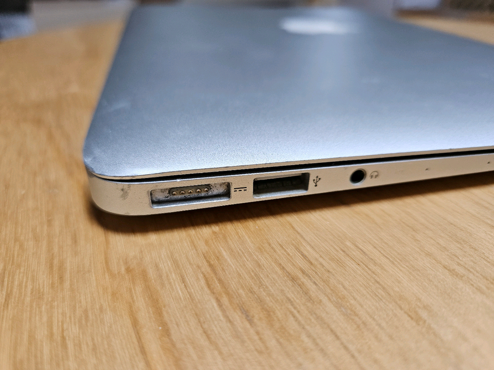 애플 맥북 에어 13인치 A1466 판매합니다.--9