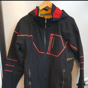 코오롱 남성 고어텍스 점퍼 105사이즈입니다. 검정색 바탕에 빨간색으로 포인트가 들어가 세련된 느낌을 줍니다. 모자