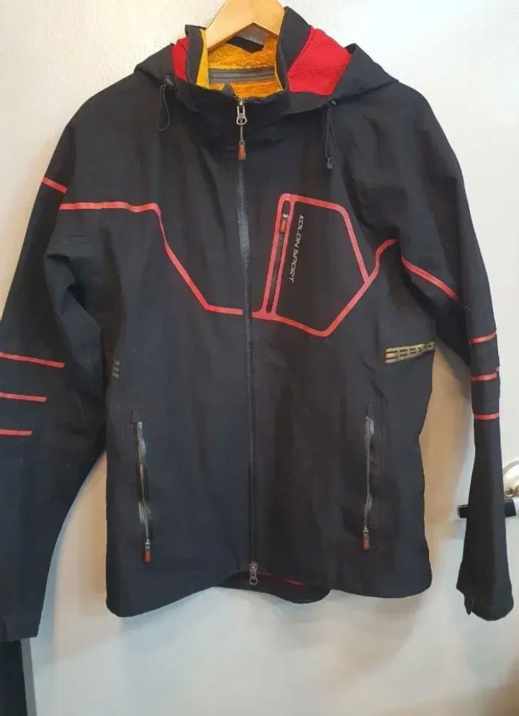 코오롱 남성 고어텍스 점퍼 105사이즈입니다. 검정색 바탕에 빨간색으로 포인트가 들어가 세련된 느낌을 줍니다. 모자--1