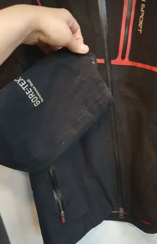 코오롱 남성 고어텍스 점퍼 105사이즈입니다. 검정색 바탕에 빨간색으로 포인트가 들어가 세련된 느낌을 줍니다. 모자--2