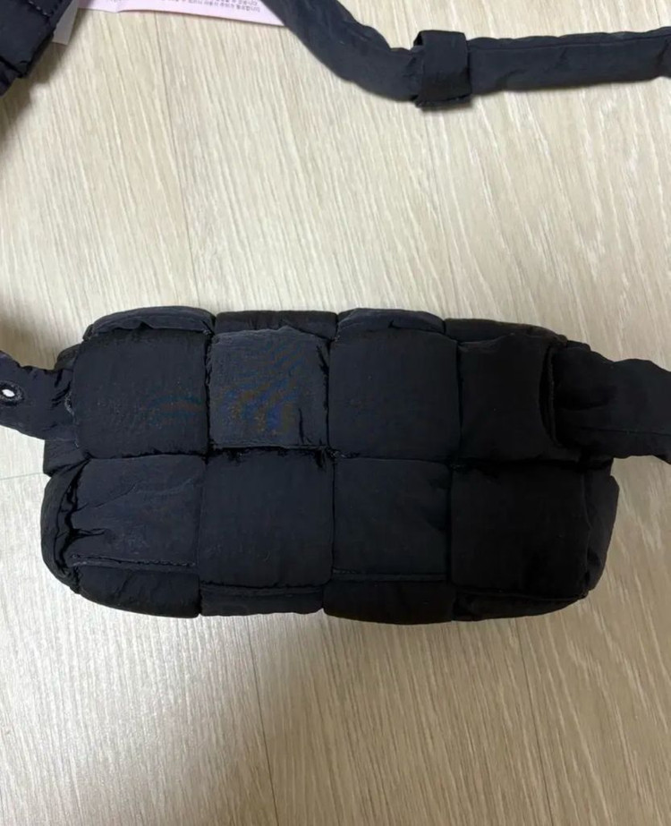 보테가 베네타 패딩 카세트 벨트백--2