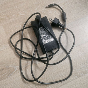 Dell 노트북 어댑터입니다모델명은 DA130PE1-00