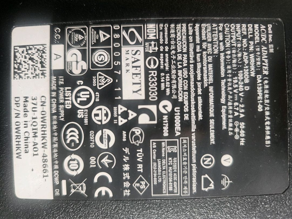 Dell 노트북 어댑터입니다모델명은 DA130PE1-00--1