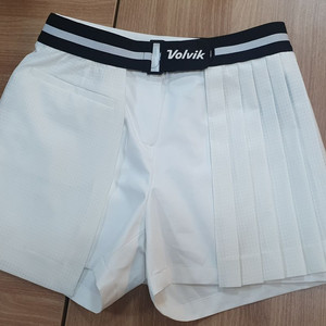 볼빅 화이트 주름 스커트 61사이즈입니다. 시원한 재질이라 봄여름에 입기 좋습니다. 주름이 있어 활동하기 편하고 예