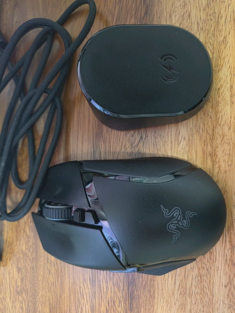 레이저 바실리스크 V3 PRO 35K 게이밍 마우스 + 레이저 충전독--3