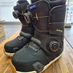 버튼 펠릭스 스텝온 보아 부츠 230 팝니다