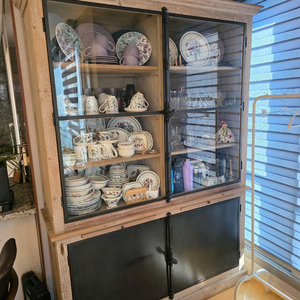 꼬떼따블 원목 유리 장식장